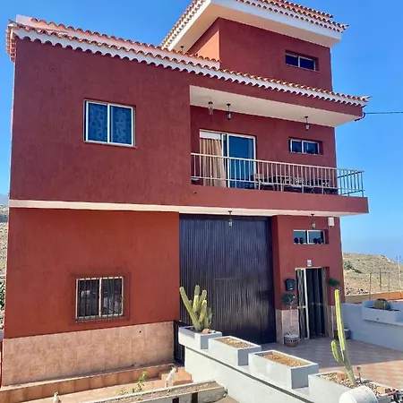 Naomi's House Kır Evi