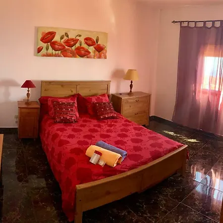Naomi's House Kır Evi